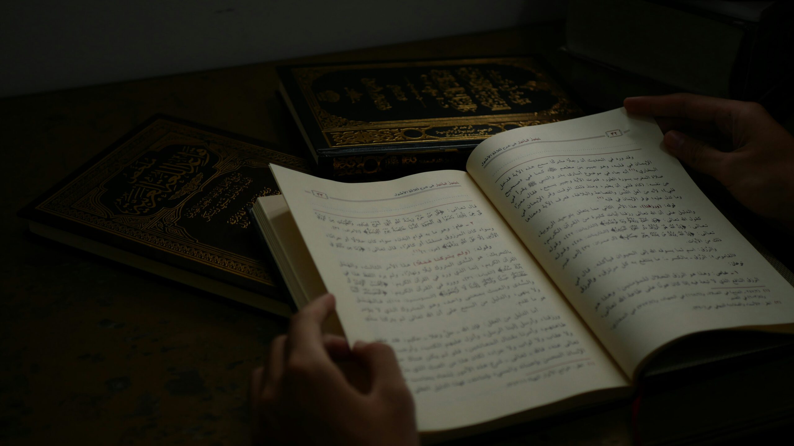 Vad är bevisen för detta (bron as-sirat) och hur beskrivs den enligt (Sunnah)